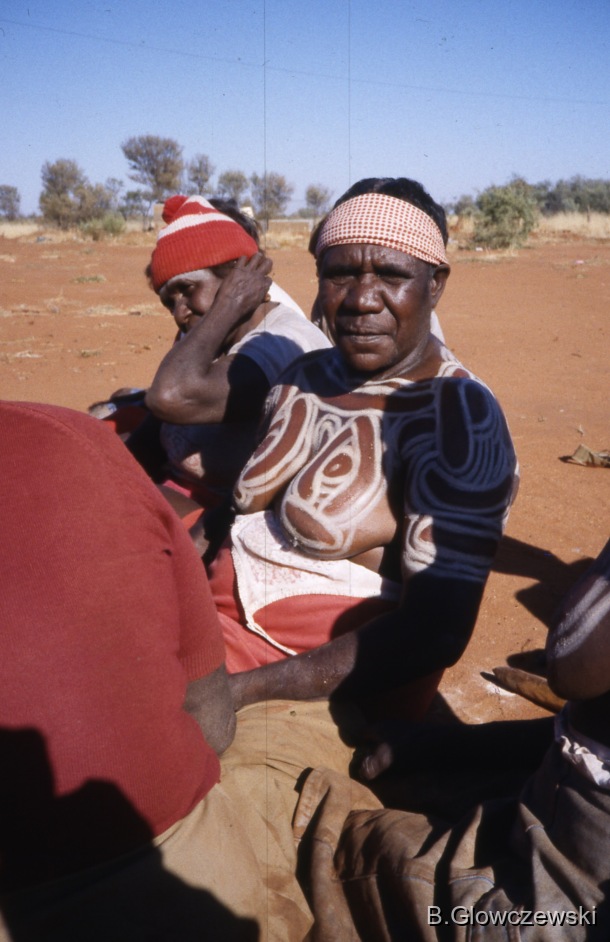 Yawulyu 2 - dancing in Kurlungalinpa and on the way back to Lajamanu / Betty Nungurrayi I  painted WAKALARANG (Insect gall) / Barbara Glowczewski / Yuendumu, Tanami Desert, Central Australia