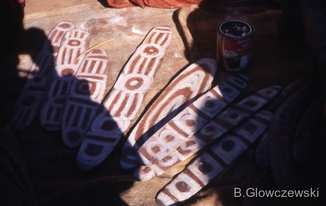 Yawulyu 2 - dancing in Kurlungalinpa and on the way back to Lajamanu / Yukurrukurru women slates painted with NGARLU ()  and WITI (Leafy poles) designs / Barbara Glowczewski / Yuendumu, Tanami Desert, Central Australia