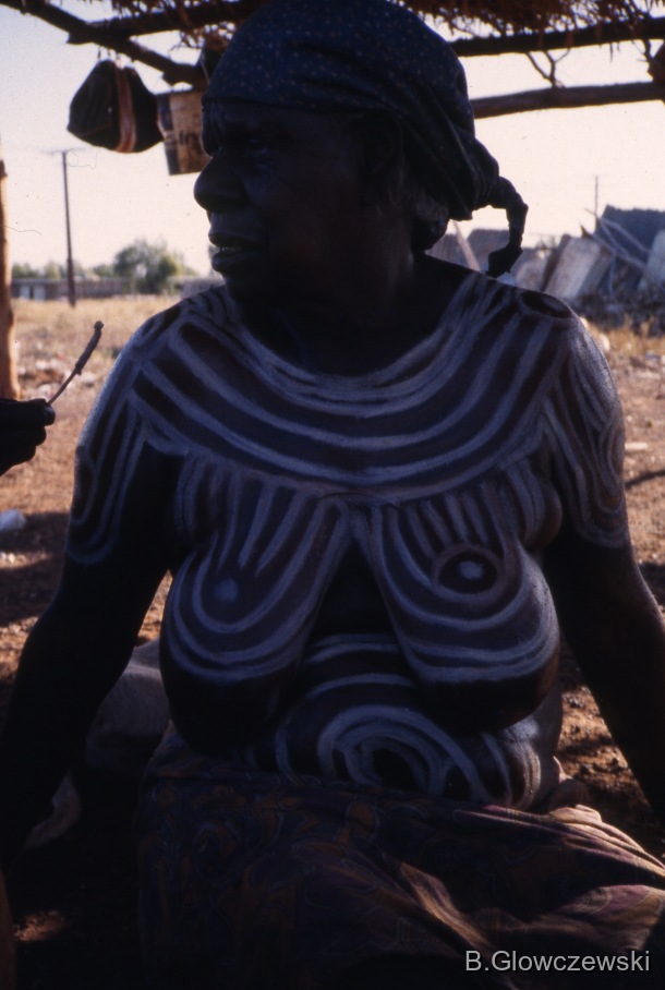 Yawulyu 2 - dancing in Kurlungalinpa and on the way back to Lajamanu / Dolly Napanangka painted Bush Bean NGUNKARLI  WAKILPIRRI / Barbara Glowczewski / Lajamanu, Tanami Desert, Central Australia