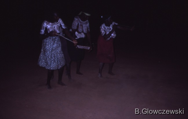 Yawulyu 2 - dancing in Kurlungalinpa and on the way back to Lajamanu / 2 Napangardi dance KAYAKAYA each holding a yukurrukurru slate. Barbara Gibson Nakamarra (on the front) act as a manager with a stick / Barbara Glowczewski / Lajamanu, Tanami Desert, Central Australia