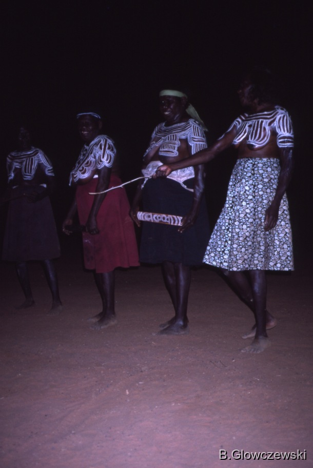 Yawulyu 2 - dancing in Kurlungalinpa and on the way back to Lajamanu / Women laugh after dancing KAYAKAYA spirits / Barbara Glowczewski / Lajamanu, Tanami Desert, Central Australia