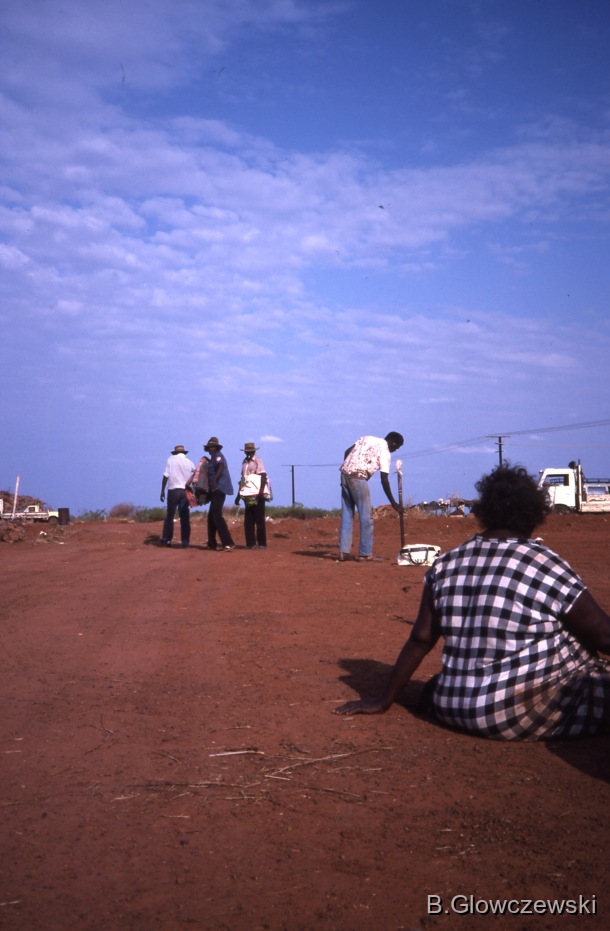 Yawulyu 2 - dancing in Kurlungalinpa and on the way back to Lajamanu / Mourning (sorry business) rituals and exchange: men get blankets from the women and touch their sacred painted stick (kuturru) / Barbara Glowczewski / Lajamanu, Tanami Desert, Central Australia