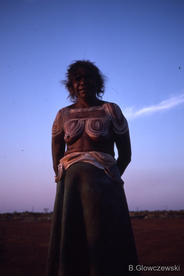 Yawulyu 2 - dancing in Kurlungalinpa and on the way back to Lajamanu / Rosy Napurrurla painted NGURLU (Seed) / Barbara Glowczewski / Lajamanu, Tanami Desert, Central Australia