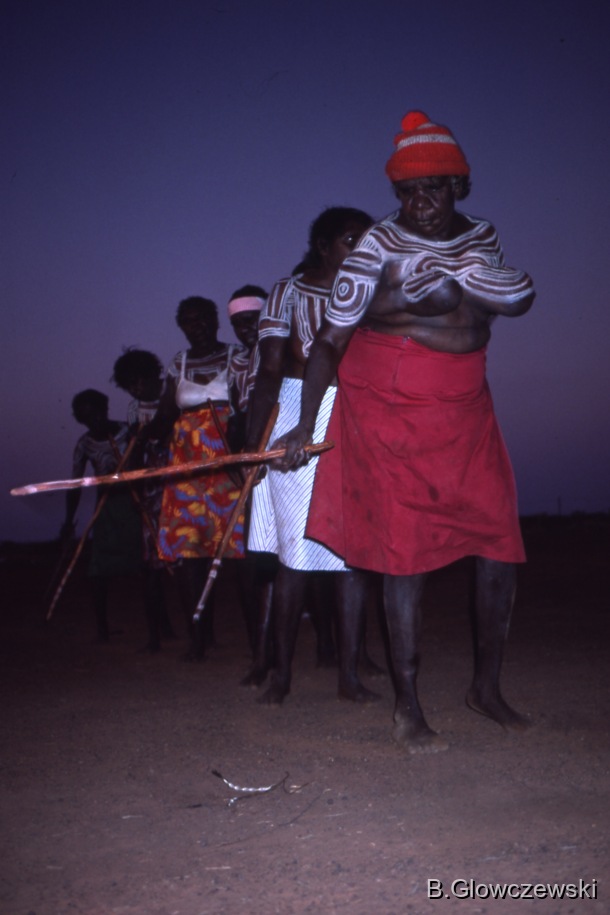 Yawulyu 2 - dancing in Kurlungalinpa and on the way back to Lajamanu / May (Yiripanta) and other Napaljarri and Nungarrayi women dancing with WURPARI painted sticks / Barbara Glowczewski / Lajamanu, Tanami Desert, Central Australia