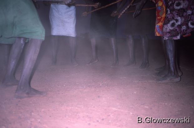 Yawulyu 2 - dancing in Kurlungalinpa and on the way back to Lajamanu / women dancing WURPARI sticks / Barbara Glowczewski / Lajamanu, Tanami Desert, Central Australia