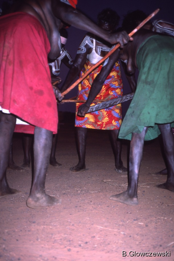 Yawulyu 2 - dancing in Kurlungalinpa and on the way back to Lajamanu / women dancing WURPARI sticks and a yukurrukurru slate / Barbara Glowczewski / Lajamanu, Tanami Desert, Central Australia