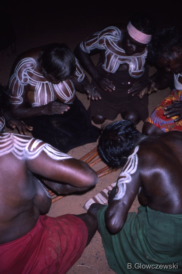Yawulyu 2 - dancing in Kurlungalinpa and on the way back to Lajamanu / Nungarrayi and Napaljarri women dancing on their knees with the hand gesture to send the kuruwari life forces cack to the ground at the end of the Yawulyu for WURPARI sticks (the ancestral women's spears) / Barbara Glowczewski / Lajamanu, Tanami Desert, Central Australia