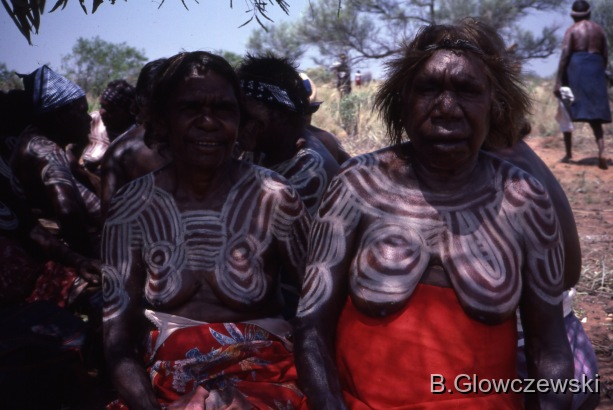 Yawulyu 2 - dancing in Kurlungalinpa and on the way back to Lajamanu / Rosy and Daisy Napurrurla painted NGURLU (Seed)  / Barbara Glowczewski / Mirririnyangu, Tanami Desert, Central Australia