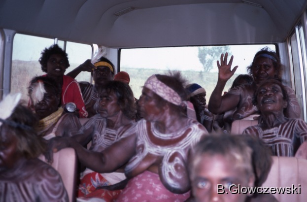Yawulyu 2 - dancing in Kurlungalinpa and on the way back to Lajamanu / Yawulyu 2 - dancing in Kurlungalinpa and on the way back to Lajamanu / Barbara Glowczewski / jilimi, Kurlungalinpa, Jangalpangalpa, Winji (Road est of Lajamanu), Tanami Desert, Central Australia