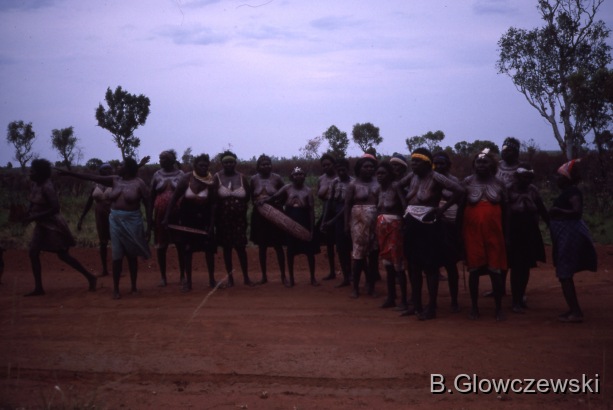 Yawulyu 2 - dancing in Kurlungalinpa and on the way back to Lajamanu / Kurdungurlu / Barbara Glowczewski / jilimi, Kurlungalinpa, Jangalpangalpa, Winji (Road est of Lajamanu), Tanami Desert, Central Australia