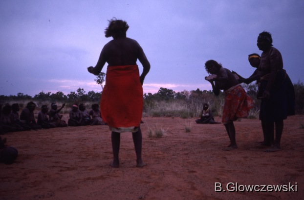 Yawulyu 2 - dancing in Kurlungalinpa and on the way back to Lajamanu / Yawulyu 2 - dancing in Kurlungalinpa and on the way back to Lajamanu / Barbara Glowczewski / Parata creek,(Road est of Lajamanu), Tanami Desert, Central Australia 