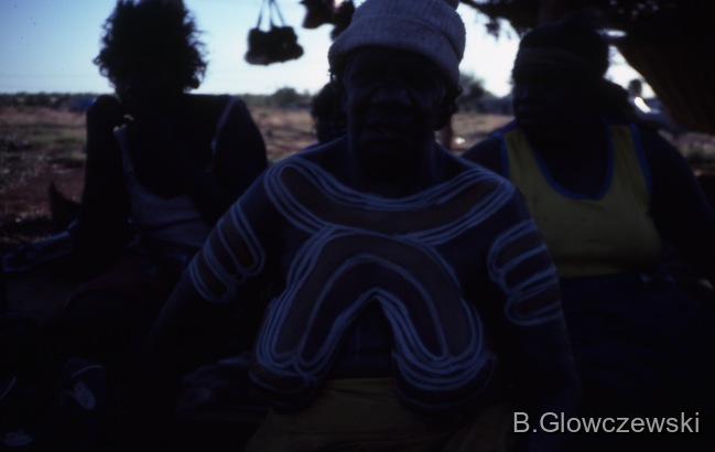 Yawulyu 2 - dancing in Kurlungalinpa and on the way back to Lajamanu / woman painted NGATIJIRRI (budgerigar) / Barbara Glowczewski / jilimi, Lajamanu, Tanami Desert, Central Australia