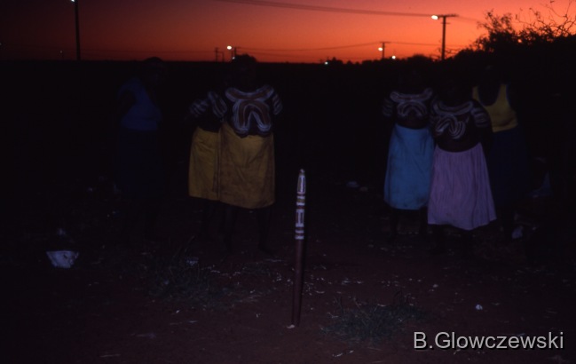 Yawulyu 2 - dancing in Kurlungalinpa and on the way back to Lajamanu / Women dance NGATIJIRRI (budgerigar) in front of a kuturru,  / Barbara Glowczewski / jilimi, Lajamanu, Tanami Desert, Central Australia