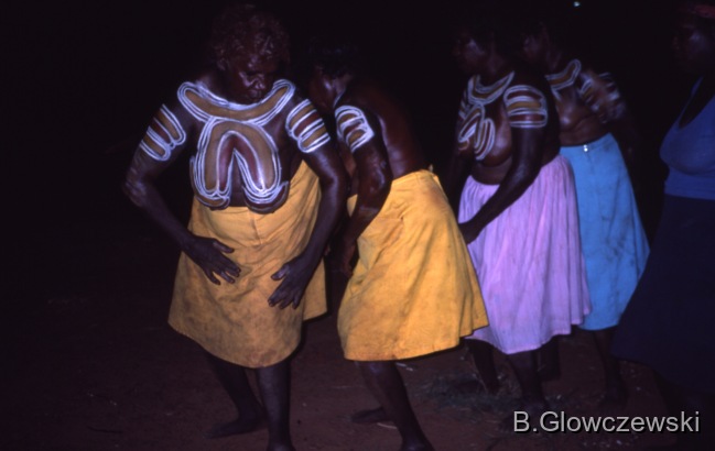 Yawulyu 2 - dancing in Kurlungalinpa and on the way back to Lajamanu / Women dance NGATIJIRRI (budgerigar)  / Barbara Glowczewski / jilimi, Lajamanu, Tanami Desert, Central Australia