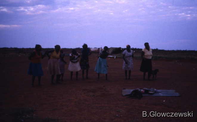 Yawulyu 2 - dancing in Kurlungalinpa and on the way back to Lajamanu / Women dance NGURLU (Seed),  / Barbara Glowczewski / jilimi, Lajamanu, Tanami Desert, Central Australia