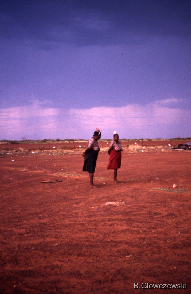 Yawulyu 2 - dancing in Kurlungalinpa and on the way back to Lajamanu / Women dance PILJA (Goanna) with feather headband / Barbara Glowczewski / Lajamanu, Tanami Desert, Central Australia