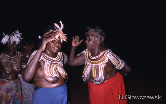 Yawulyu 2 - dancing in Kurlungalinpa and on the way back to Lajamanu / Women dance NGATIJIRRI (budgerigar), Yawulyu for Napaljarri/Nungarrayi / Barbara Glowczewski / jilimi, Lajamanu, Tanami Desert, Central Australia