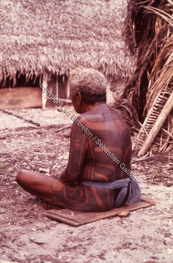 Personnes tatouées de l'île de Fais (Yap, 1977) / Peterus Saylem. born c. 1892. From Peyur mayor compound. / Bereton, Leo /  Micronesia, Federated States of/ Micronésie, États fédérés de