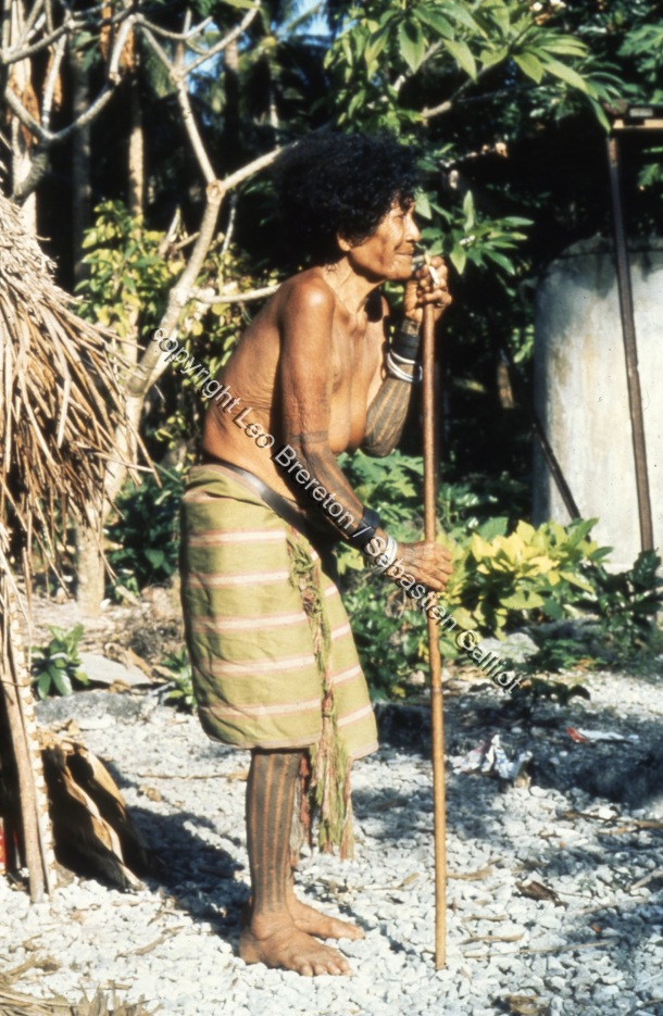 Personnes tatouées de l'île de Fais (Yap, 1977) / Mary Harongorang. born c. 1901. From Faliyow compound / Bereton, Leo /  Micronesia, Federated States of/ Micronésie, États fédérés de