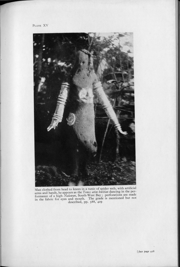 Deacon A.B., 1934. Malekula: A Vanishing People in the New Hebrides / Man clothed from head to knees in a tunic of spider web / Bernard A. Deacon / Vanuatu, Nouvelles-Hébrides, Malekula, South-West Bay