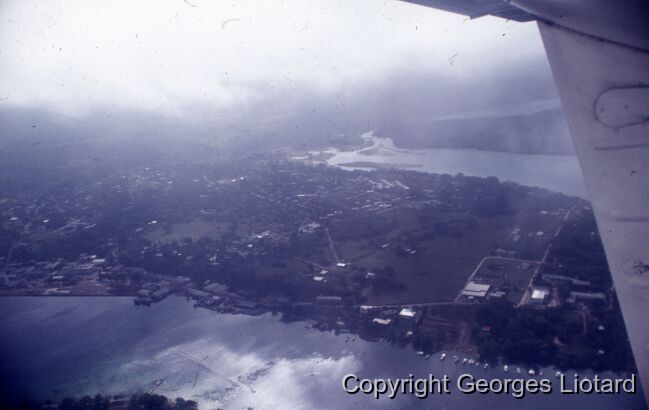 Port Vila, vues aériennes / Vue aérienne de Port Vila et région / Georges Liotard / Port Vila, Efate, Vanuatu