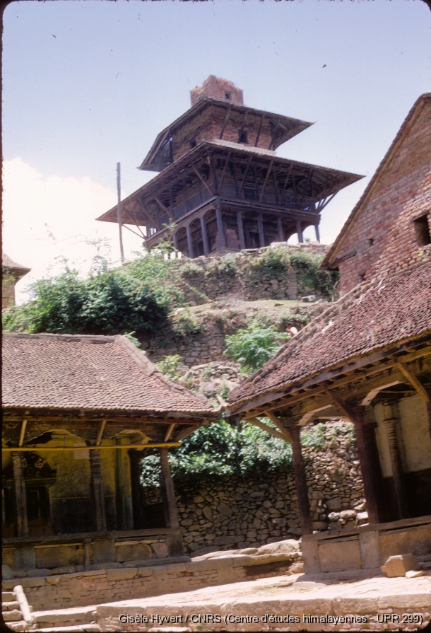 Vallée de Kathmandu c.1970 / Temple de Kwatha Layaku depuis le bas de la colline : petit sanctuaire hindou au premier plan.  / Hyvert, Gisèle  / Kirtipur, Kwacho tol (Kathmandu district), Népal 