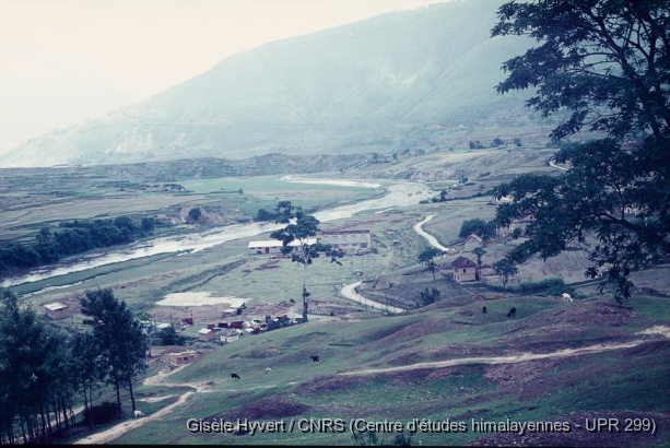 Vallée de Kathmandu c.1970 / Sur la route de Chobar avec vue sur la Bagmati.  / Hyvert, Gisèle  / Chobar (Kathmandu district), Népal 