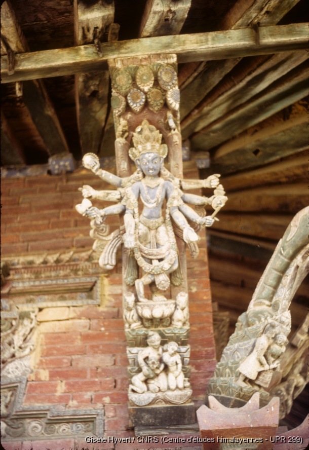 Vallée de Kathmandu c.1971 / Aisselier sculpté du temple de Kileshwar Mahadev dans l'enceinte du temple de Changu Narayan.  / Hyvert, Gisèle  / Changu Narayan (Bhaktapur district), Népal 