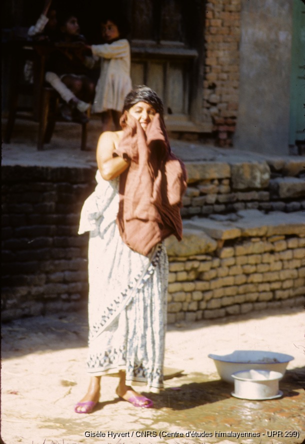 Vallée de Kathmandu c.1971 / Femme à la toilette.  / Hyvert, Gisèle  / Vallée de Kathmandu, Népal 