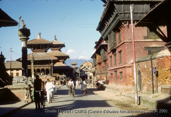 Vallée de Kathmandu c.1971 / Temples de Vishwanath et de Bhimsen ainsi que statue en cuivre doré et repoussé du roi Yoganarendra Malla au sommet d'une colonne en face du palais royal.  / Hyvert, Gisèle  / Patan, Durbar square, Mangal bazar (Lalitpur district), Népal 