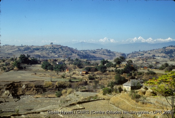 Vallée de Kathmandu c.1971 / Maisons parbatiya (caste de paysans indo-népalais). Route de Pharping (?).  / Hyvert, Gisèle  / Vallée de Kathmandu, Népal 