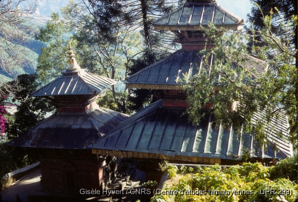 Vallée de Kathmandu c.1971 / Toitures des temples de Gunvihar (Shri Dharmadhatu Mahavihar) et de Vajra Yogini (à droite).  / Hyvert, Gisèle  / Sankhu (Kathmandu district), Népal 