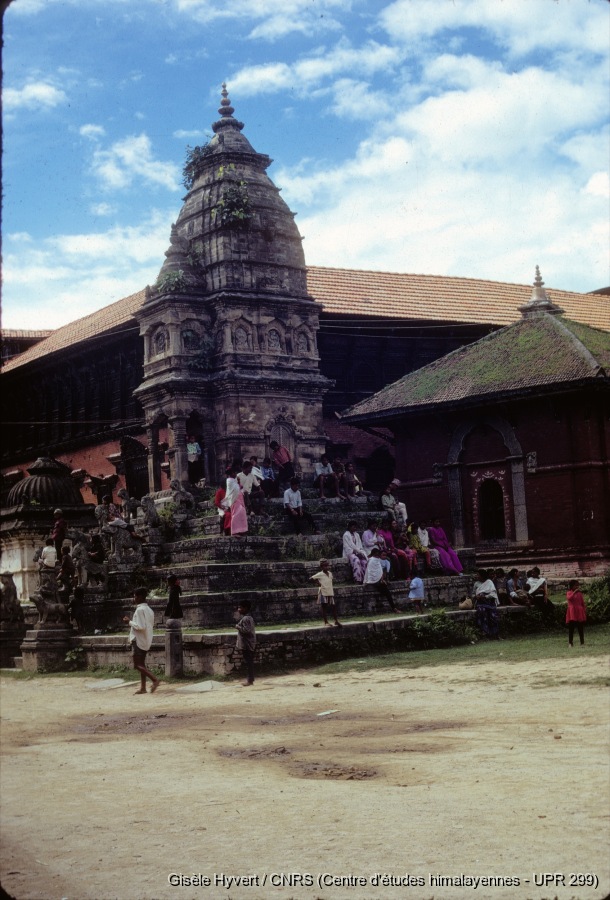 Vallée de Kathmandu c.1972-1975 / Temples de Siddhi Lakshmi (Bhagawati) et de Vatsala devi. A l'arrière le palais royal de Bhaktapur.  / Hyvert, Gisèle  / Bhaktapur, Durbar square (Bhaktapur district), Népal 