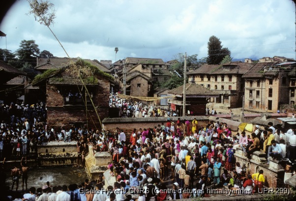 Vallée de Kathmandu c.1972-1975 / Fête de Janai Purnima dans l'enceinte du temple de Kumbeshwar.  / Hyvert, Gisèle  / Patan (Lalitpur district), Népal 