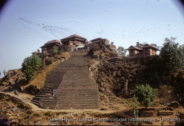 Vallée de Kathmandu c.1972-1975 / Grand escalier menant au palais de Prithvi Narayan Shah (Gorkha durbar), ainsi qu'aux sanctuaires de Gorakhnath et de Gorakh Kali.  / Hyvert, Gisèle  / Gorkha (Gorkha district), Népal 