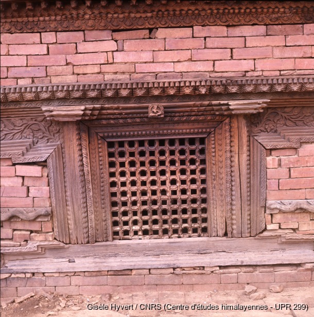 Vallée de Kathmandu c.1972-1975 / Fenêtre en bois sculpté du palais de Prithvi Narayan Shah (Gorkha durbar).  / Hyvert, Gisèle  / Gorkha (Gorkha district), Népal 