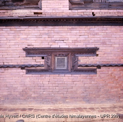 Vallée de Kathmandu c.1972-1975 / Fenêtre en bois sculpté du palais de Prithvi Narayan Shah (Gorkha durbar).  / Hyvert, Gisèle  / Gorkha (Gorkha district), Népal 