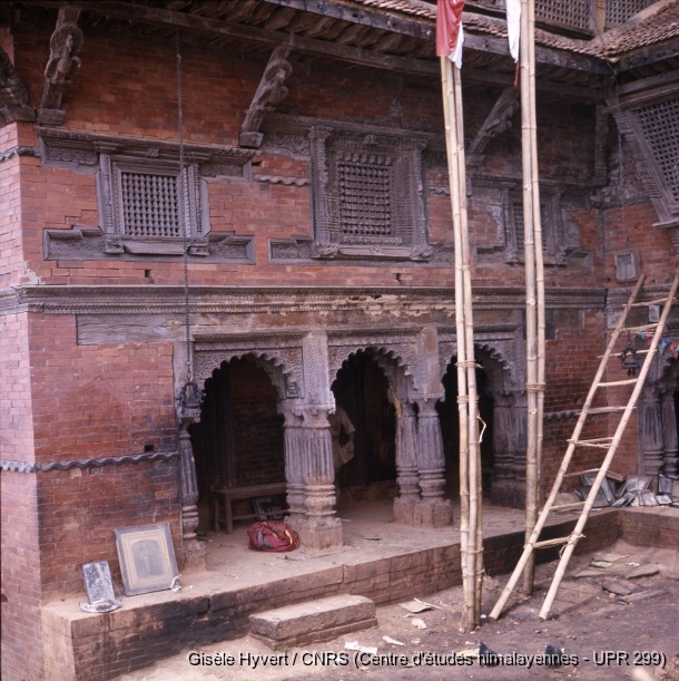 Vallée de Kathmandu c.1972-1975 / Entrée du temple de Gorakh Kali.  / Hyvert, Gisèle  / Gorkha (Gorkha district), Népal 