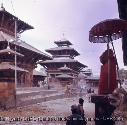 Vallée de Kathmandu c.1972-1975 / Vue sur les temples de Jagannath et de Narayan depuis l'entrée de Hanuman Dhoka.  / Hyvert, Gisèle  / Kathmandu, Durbar square (Kathmandu district), Népal 