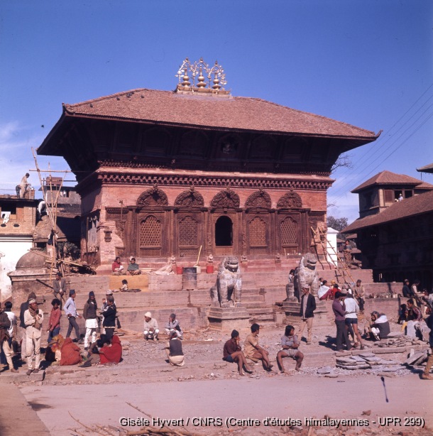 Vallée de Kathmandu c.1972-1975 / Temple de Shiva-Parvati (aussi appelé Navadurga) en restauration.  / Hyvert, Gisèle  / Kathmandu, Durbar square (Kathmandu district), Népal 
