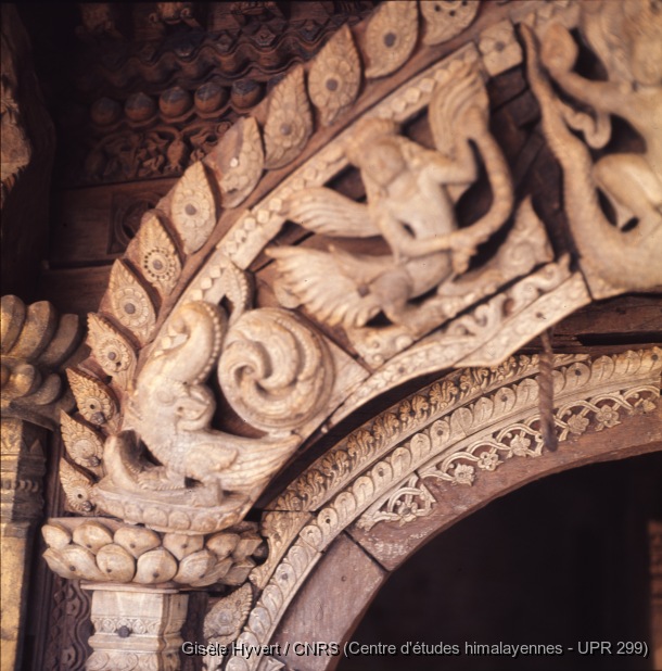 Vallée de Kathmandu c.1972-1975 / Éléments de décor en ivoire (motifs floraux, makara, kinnara) fixés sur un tympan en bois au-dessus des fenêtres situées à l'angle du sanctuaire de Seto Bhairav.  / Hyvert, Gisèle  / Kathmandu, Durbar square (Kathmandu district), Népal 