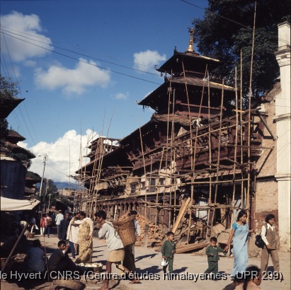 Vallée de Kathmandu c.1972-1975 / Palais royal de Hanuman Dhoka. Façade ouest du Masan chok avec le temple de Bhagawati (appelé autrefois Mahipatindra Narayan) en restauration.  / Hyvert, Gisèle  / Kathmandu, Durbar square (Kathmandu district), Népal 