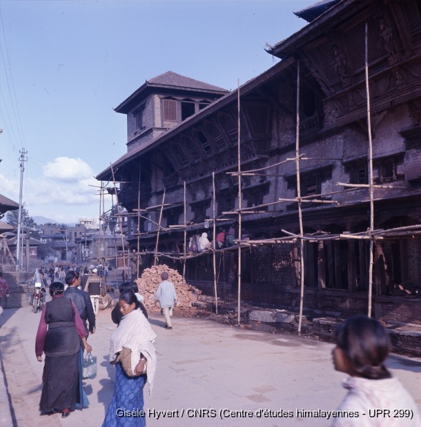 Vallée de Kathmandu c.1972-1975 / Palais royal de Hanuman Dhoka. Façade ouest du Masan chok en restauration.  / Hyvert, Gisèle  / Kathmandu, Durbar square (Kathmandu district), Népal 