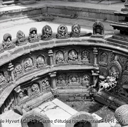 Vallée de Kathmandu non date  c.1970-1975 / Stèles sculptées de divinités brahmaniques ornant la fontaine circulaire creusée dans le sol (Tusa hiti) de la Cour magnifique (Sundari chok) du palais royal de Patan.   / Hyvert, Gisèle  / Patan (Lalitpur district), Népal 