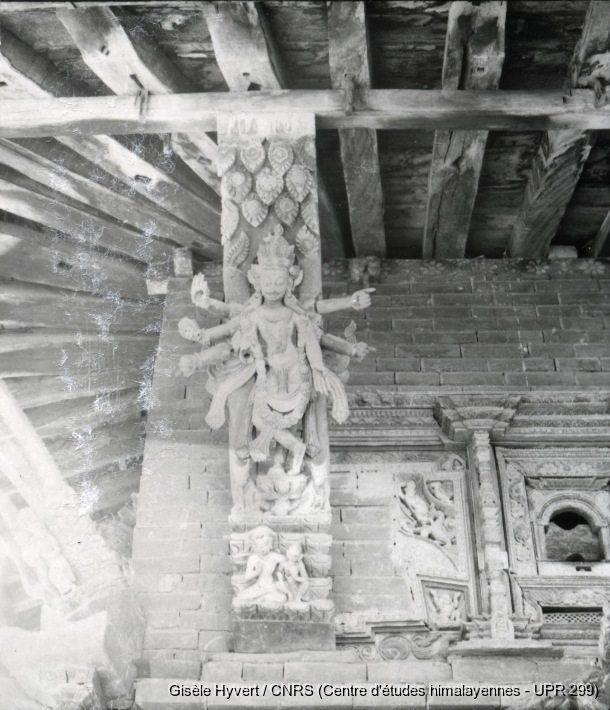 Vallée de Kathmandu non date  c.1970-1975 / Aisselier du temple de Kileshwar Mahadev dans l'enceinte du temple de Changu Narayan.  / Hyvert, Gisèle  / Changu Narayan (Bhaktapur district), Népal 