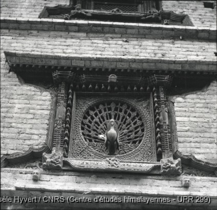 Vallée de Kathmandu non date  c.1970-1975 / Fenêtre au paon du Pujari math.  / Hyvert, Gisèle  / Bhaktapur, Tachapal tol (Bhaktapur district), Népal 