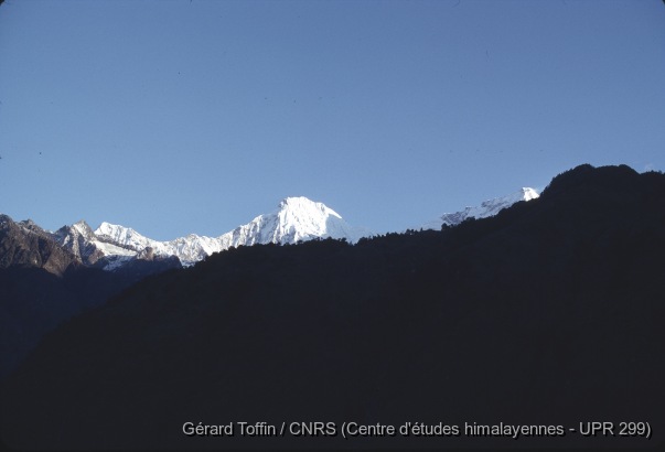 Album Tamang (1974-1985) / Vue du Ganesh Himal, depuis la vallée de l'Ankhu Khola   / Toffin, Gérard  / Vallée de l'Ankhu Khola, Népal 