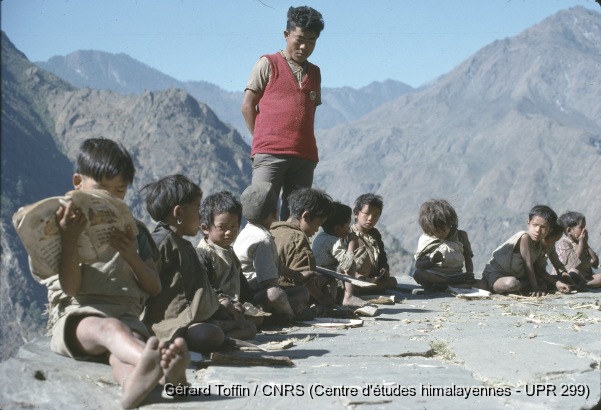 Album Tamang (1974-1985) / Maître d'école et enfants Tamang, à l'école en plein air de Barang  / Toffin, Gérard  / Barang (Dhading district), Népal 