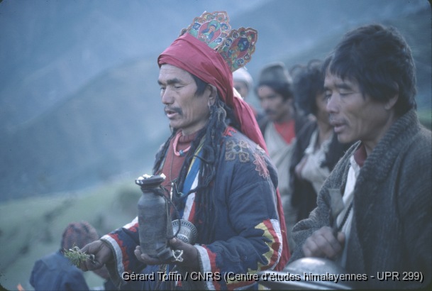 Album Tamang (1974-1985) / Rituel d'expulsion des mauvais esprits (Kangso) par un lama. Le lama tient une bouteille avec trois touches de beurre à son sommet  / Toffin, Gérard  / Sertung (Dhading district), Népal 