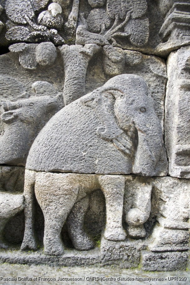Borobudur > Galerie I > Balustrade supérieure : Histoire du cerf Ruru / Borobudur > Galerie I > Balustrade supérieure : Histoire du cerf Ruru / Dollfus, Pascale; Jacquesson, François /  Indonesia/ Indonésie